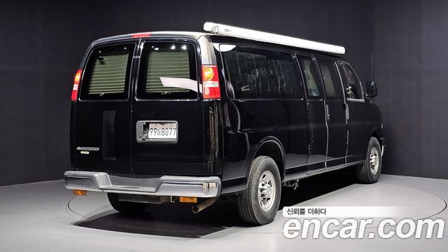 Chevrolet Express Van 2018 — photo 2