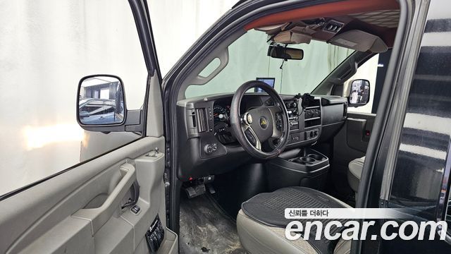 Chevrolet Express Van 2018 — photo 10