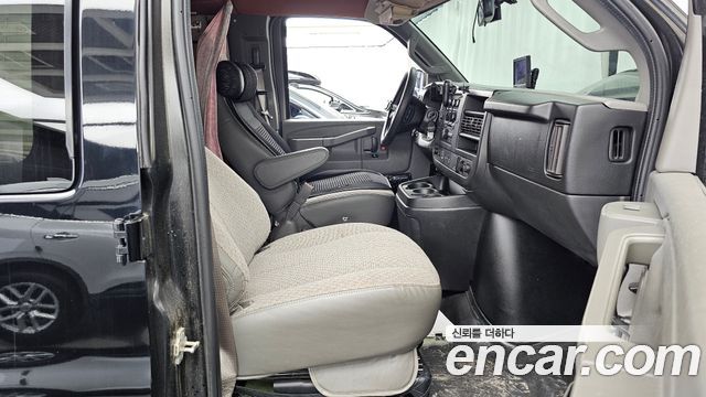 Chevrolet Express Van 2018 — photo 11