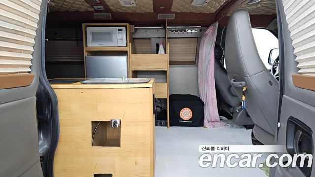 Chevrolet Express Van 2018 — photo 12