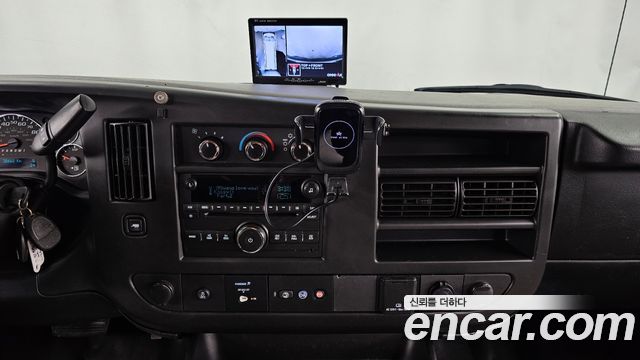 Chevrolet Express Van 2018 — photo 16