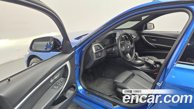 BMW 3-Series 2018 — photo 13
