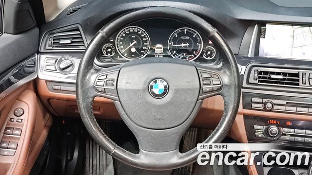 BMW 5-Series 2016 — photo 11