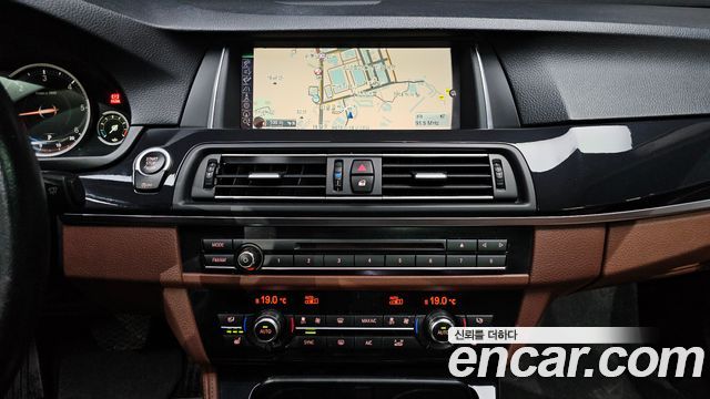 BMW 5-Series 2016 — photo 12