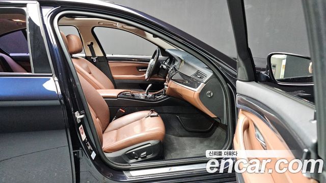 BMW 5-Series 2016 — photo 17