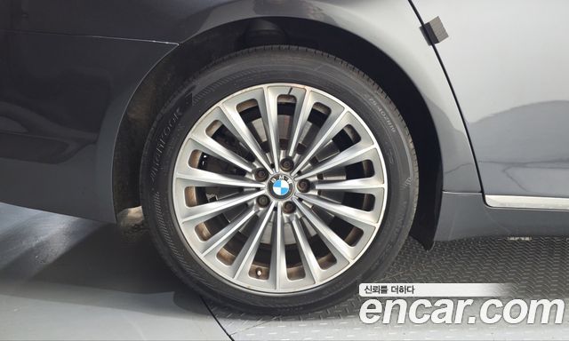 BMW 7-Series 2011 — photo 5