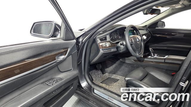 BMW 7-Series 2011 — photo 13