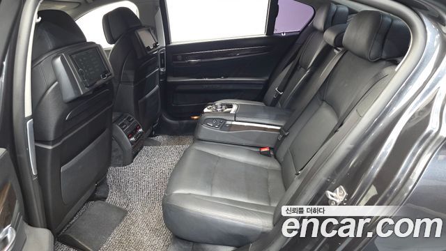 BMW 7-Series 2011 — photo 17