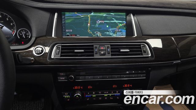 BMW 7-Series 2011 — photo 18