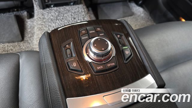 BMW 7-Series 2011 — photo 26