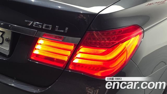 BMW 7-Series 2011 — photo 9