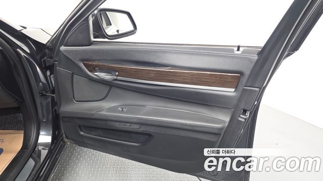 BMW 7-Series 2011 — photo 14