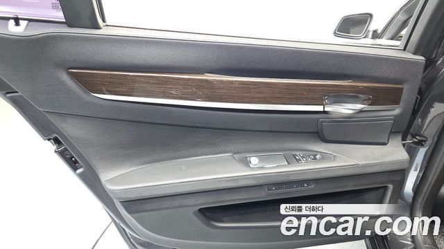 BMW 7-Series 2011 — photo 15