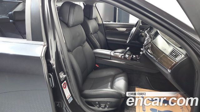 BMW 7-Series 2011 — photo 16
