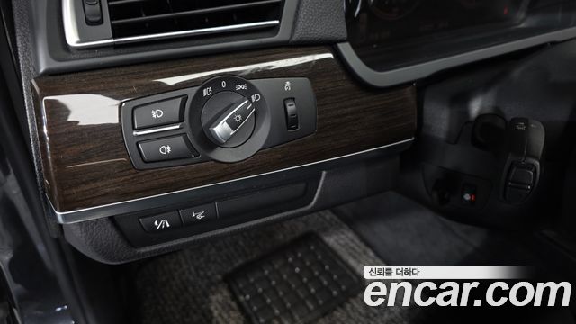 BMW 7-Series 2011 — photo 28