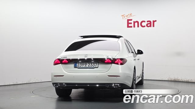 Mercedes-Benz E-Class 2025 — photo 4