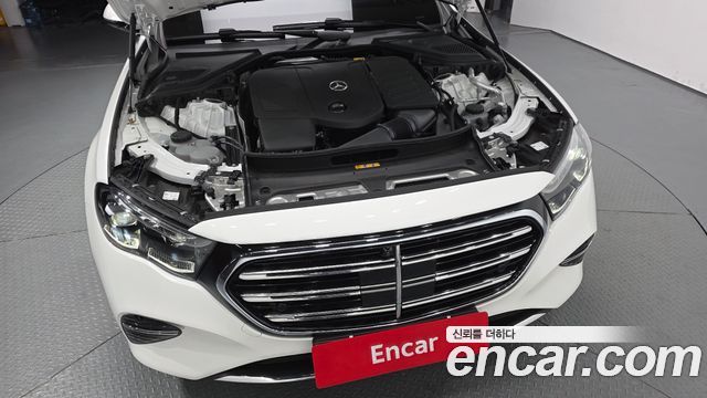 Mercedes-Benz E-Class 2025 — photo 6