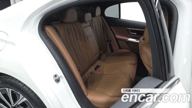 Mercedes-Benz E-Class 2025 — photo 18