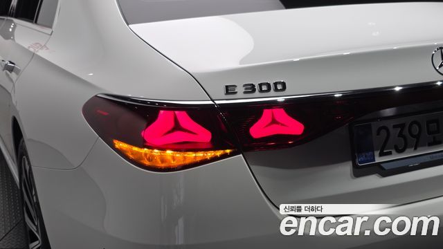 Mercedes-Benz E-Class 2025 — photo 9
