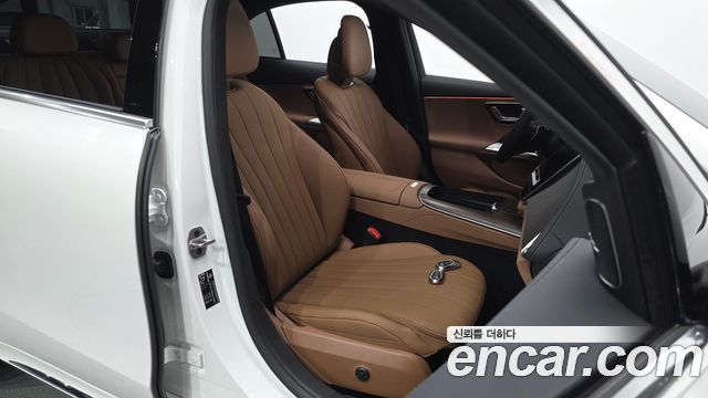 Mercedes-Benz E-Class 2025 — photo 16