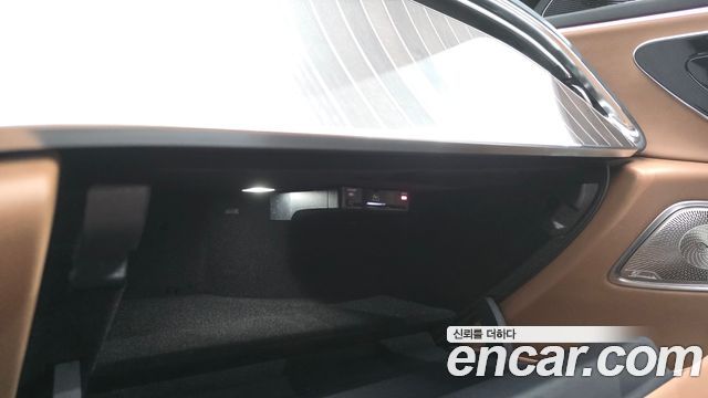 Mercedes-Benz E-Class 2025 — photo 32
