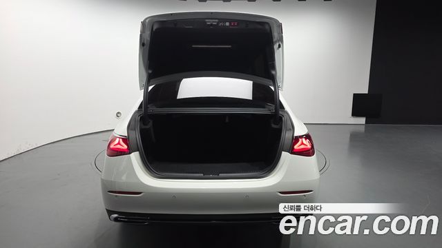 Mercedes-Benz E-Class 2025 — photo 34