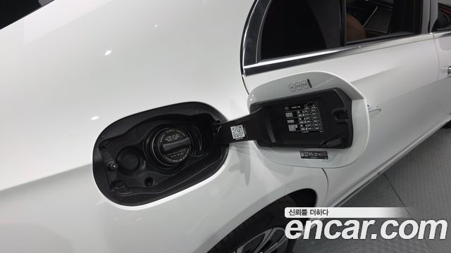 Mercedes-Benz E-Class 2025 — photo 36