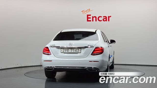 Mercedes-Benz E-Class 2017 — photo 4
