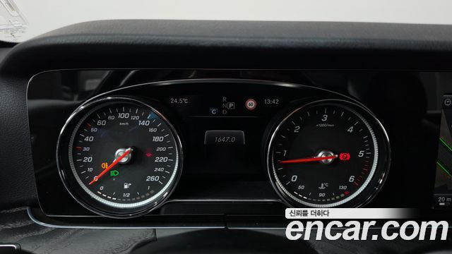 Mercedes-Benz E-Class 2017 — photo 8