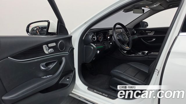 Mercedes-Benz E-Class 2017 — photo 10