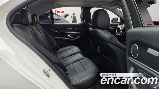 Mercedes-Benz E-Class 2017 — photo 11