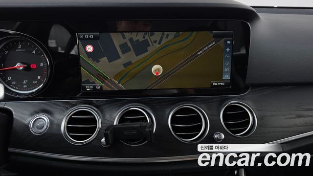 Mercedes-Benz E-Class 2017 — photo 12