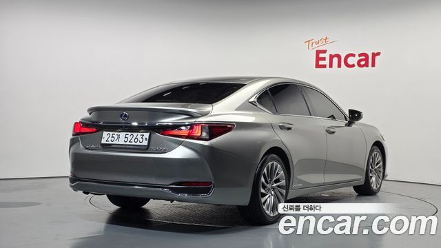 Lexus ES 2019 — photo 2