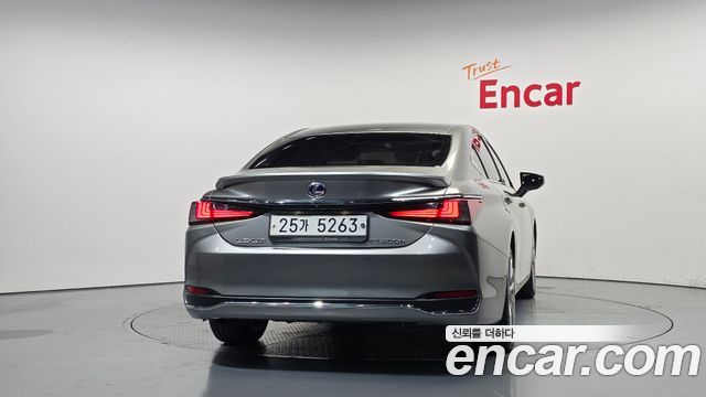 Lexus ES 2019 — photo 4