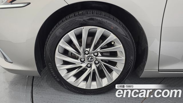 Lexus ES 2019 — photo 5