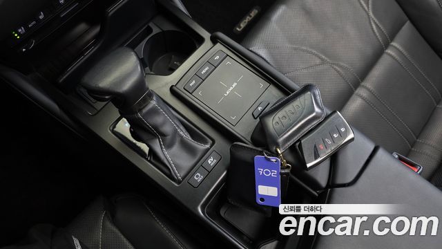 Lexus ES 2019 — photo 12
