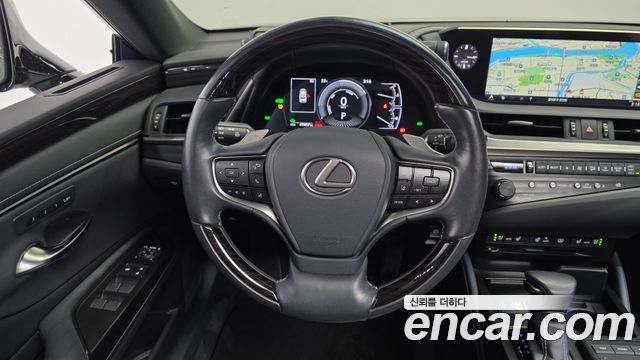 Lexus ES 2019 — photo 19