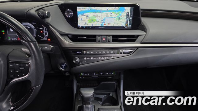 Lexus ES 2019 — photo 22