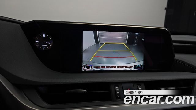 Lexus ES 2019 — photo 23