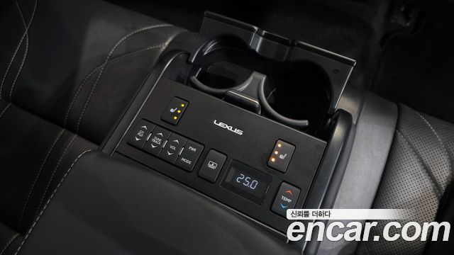 Lexus ES 2019 — photo 24