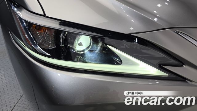 Lexus ES 2019 — photo 8