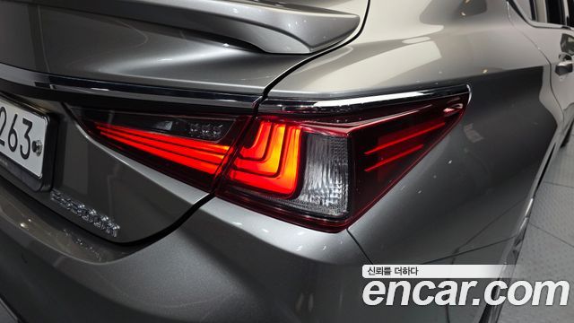 Lexus ES 2019 — photo 9