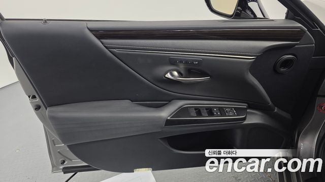 Lexus ES 2019 — photo 14