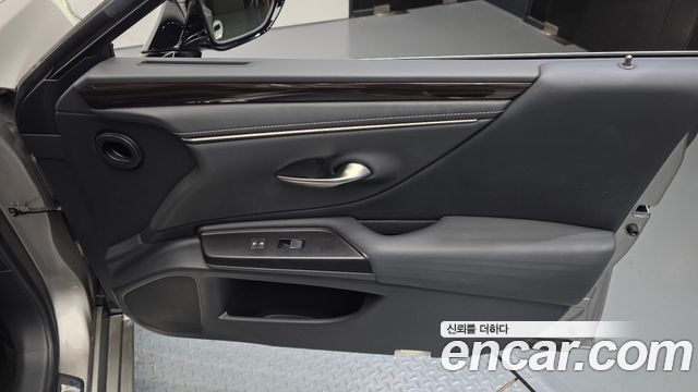 Lexus ES 2019 — photo 15