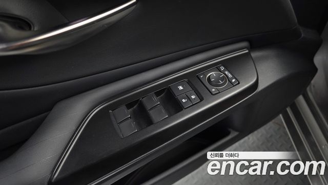 Lexus ES 2019 — photo 27