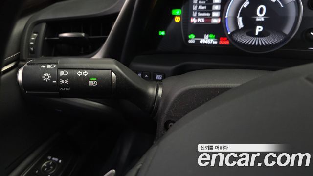 Lexus ES 2019 — photo 31