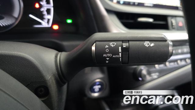 Lexus ES 2019 — photo 32