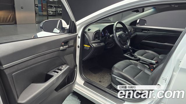 Hyundai AVANTE 2016 — photo 10
