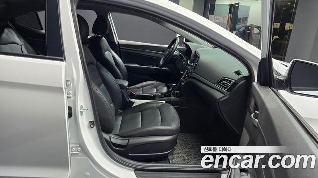 Hyundai AVANTE 2016 — photo 11