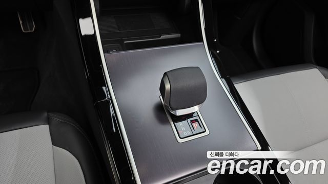 Land Rover Range Rover Velar 2026 — photo 13